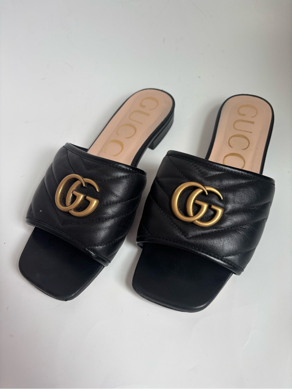 Gucci Jolie black leather quilted sandal with gold logo